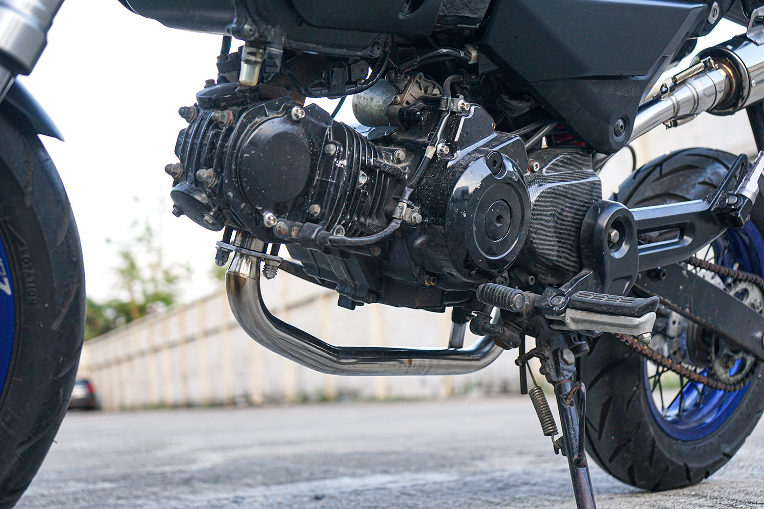 ท่อคู่ออกบน + โลโก้ สำหรับ HONDA GROM 125 2021-2025