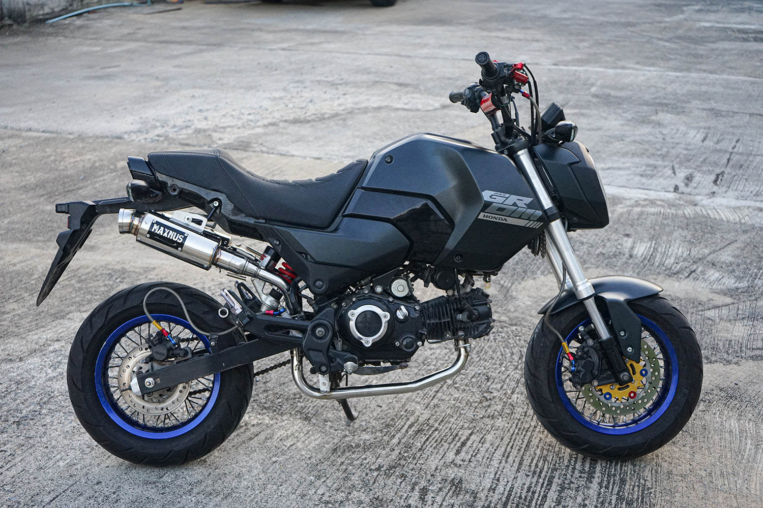 ท่อคู่ออกบน + โลโก้ สำหรับ HONDA GROM 125 2021-2025